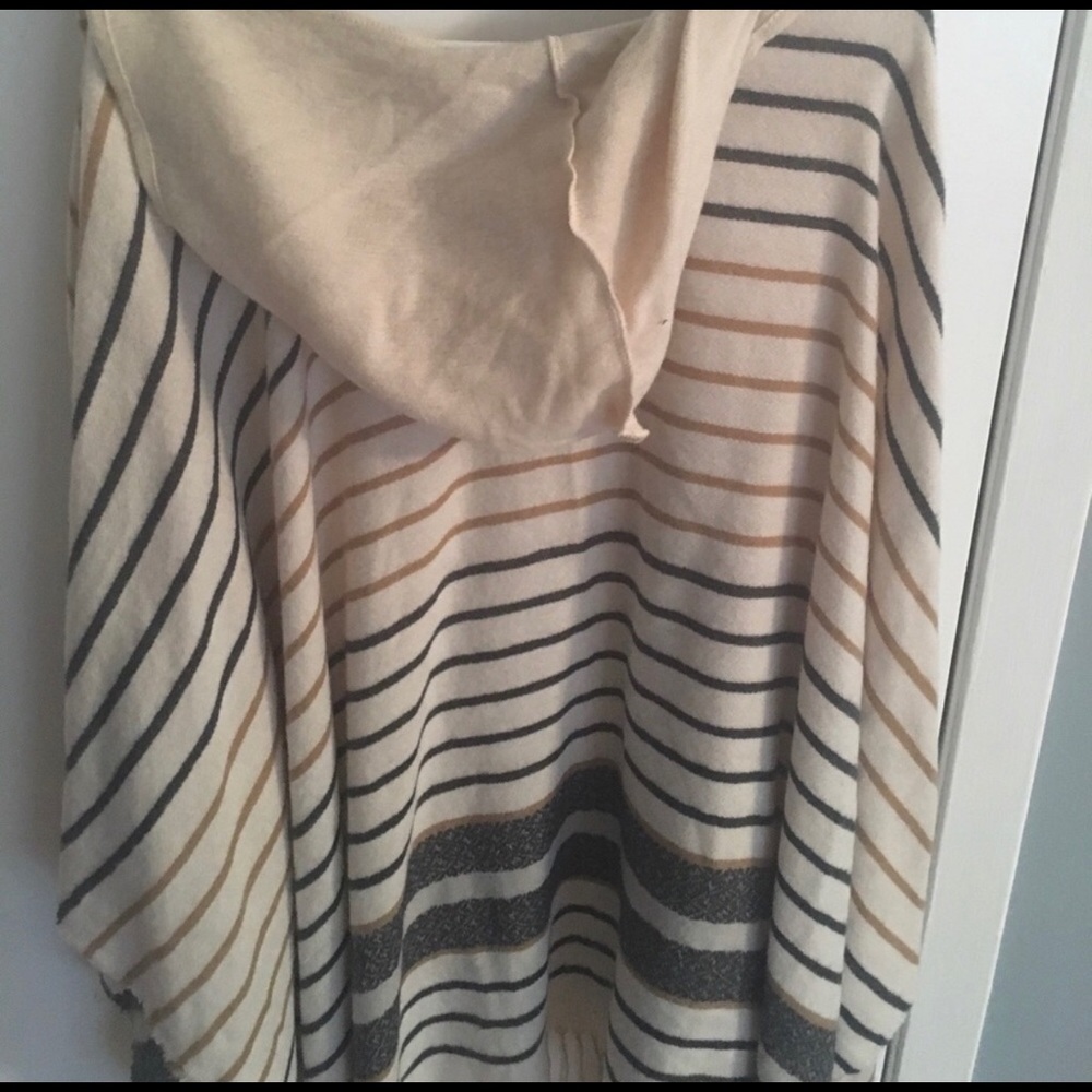 BCBG light poncho - Picture 3 of 3